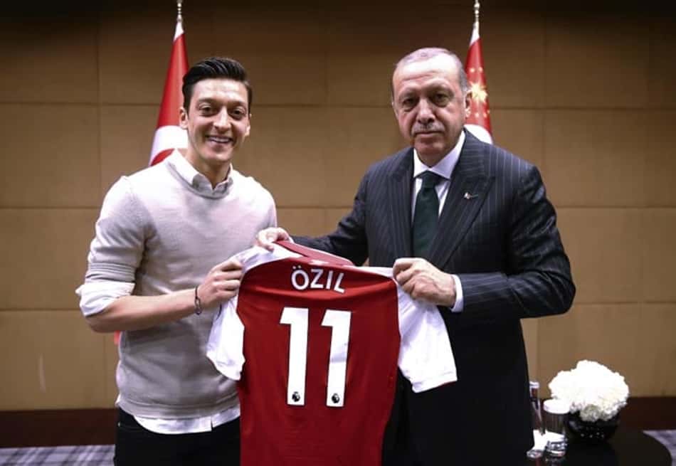 Presidente do Bayern de Munique detona Özil: 'Não joga nada há anos'
