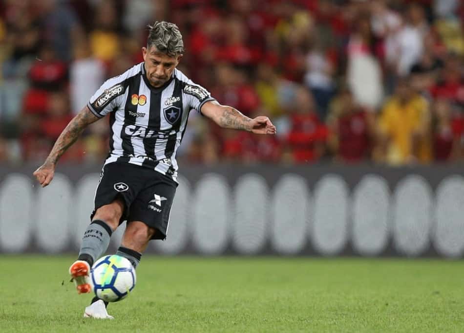 Colo-Colo faz consulta por Leonardo Valencia, meia do Botafogo
