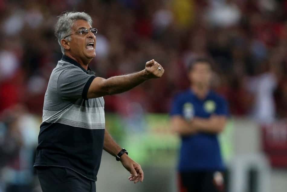 Líder em finalizações erradas, Bota aposta em verticalidade com Paquetá
