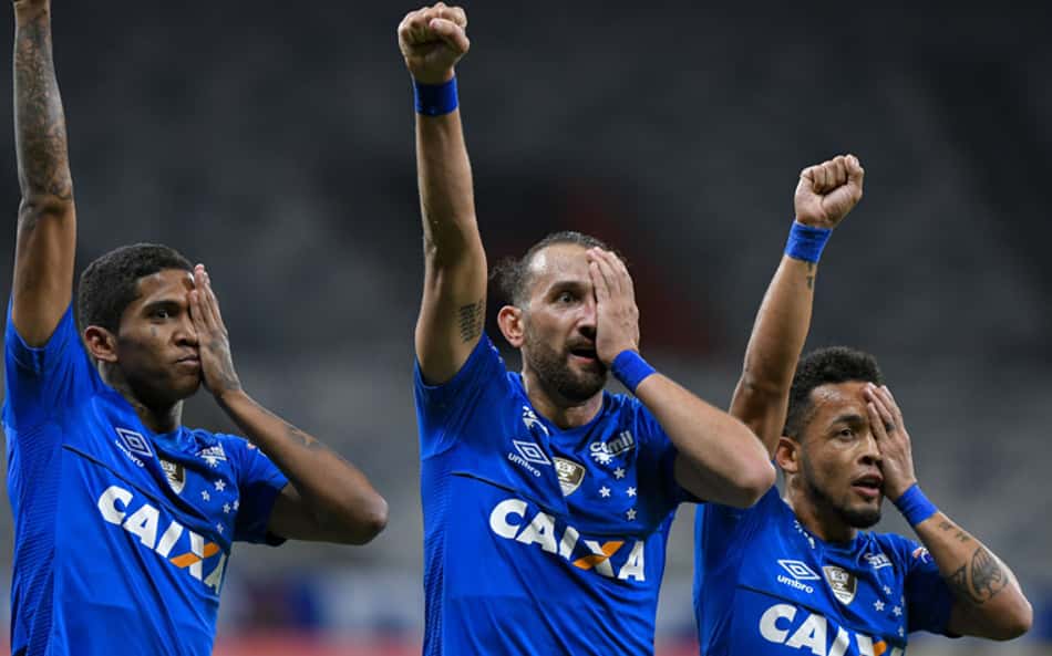 Com primeiro de Barcos, Cruzeiro vence o Atlético-PR e entra no G-4