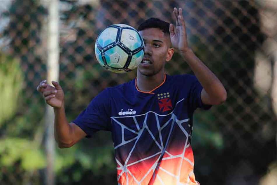 Zagueiro do Vasco comemora estreia no sub-20: 'Momento especial'