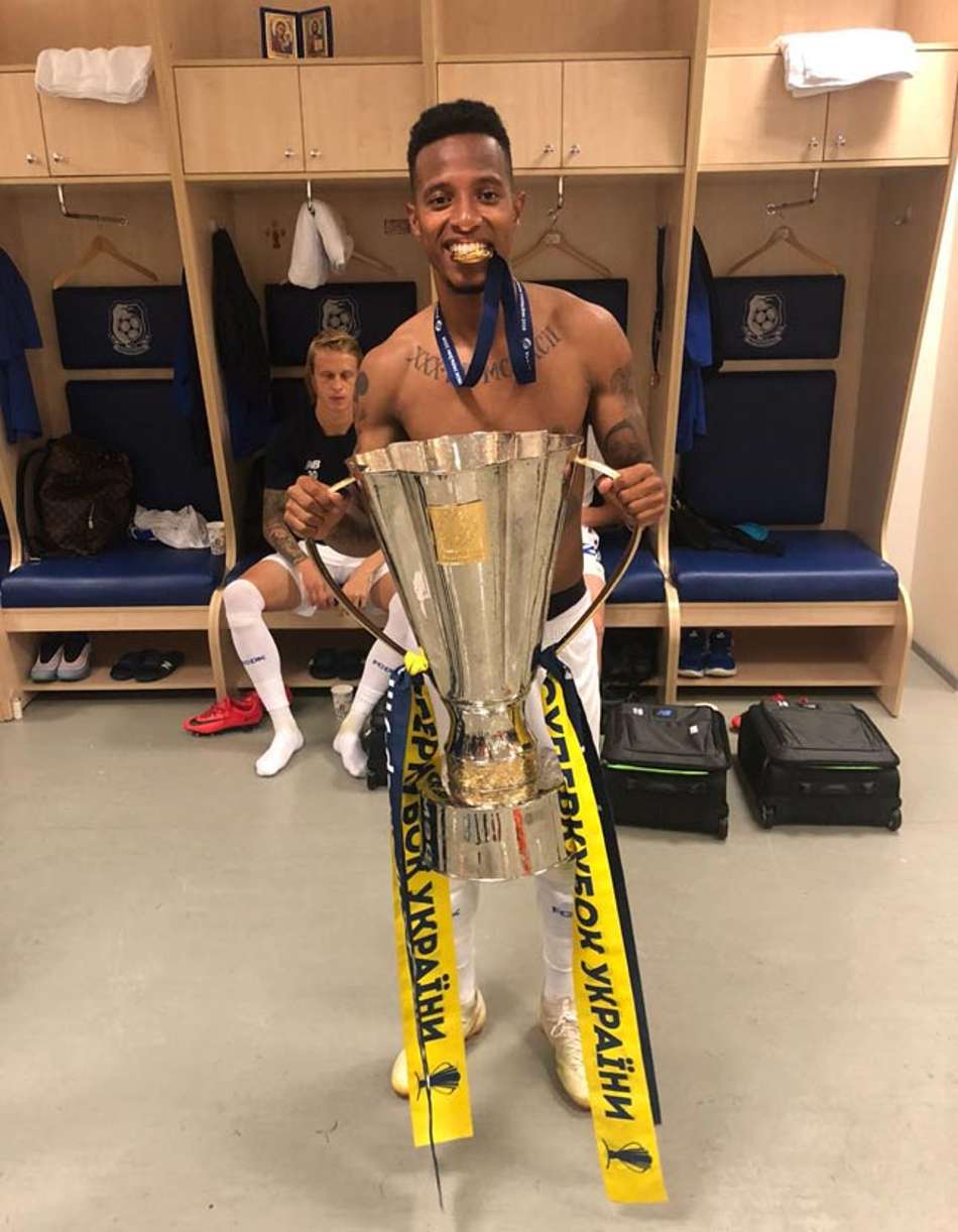 Tchê Tchê 'repete' Palmeiras e já conquista título na Ucrânia