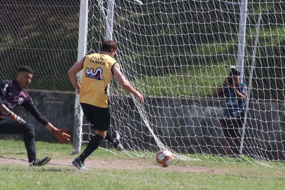 Túlio balança a rede em treino coletivo no Atlético Carioca