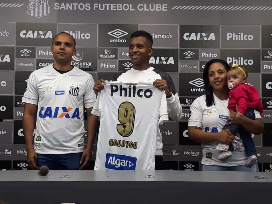 Rodrygo recebe a camisa 9 ao lado dos pais 