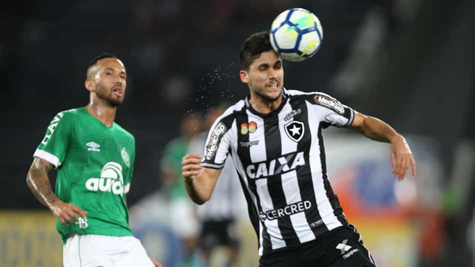 Douglas lamenta derrota e comenta sobre jejum fora de casa: 'Incomoda'