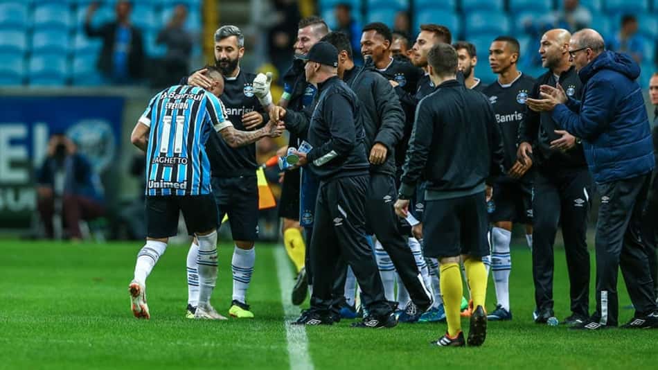 Everton é festejado pelos reservas do Grêmio 