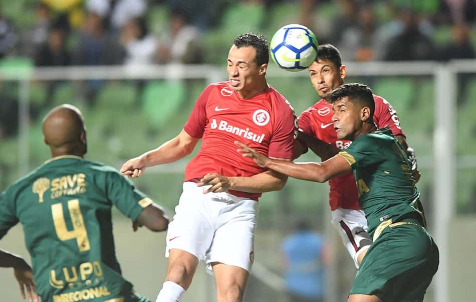 Leandro Damião reclama da arbitragem após revés