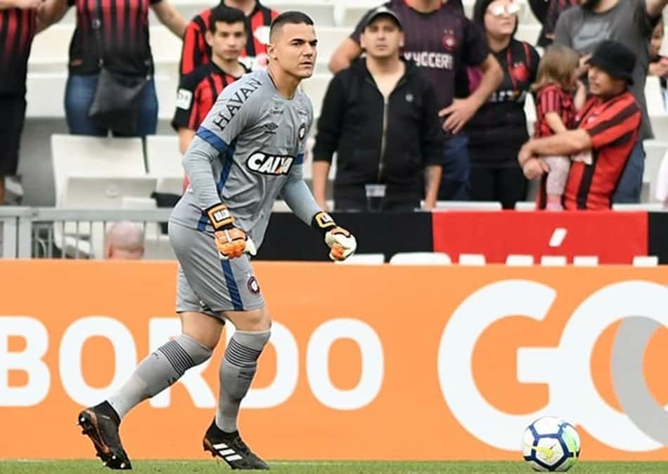 Titular na goleada do Atlético-PR, Felipe Alves celebra atuação