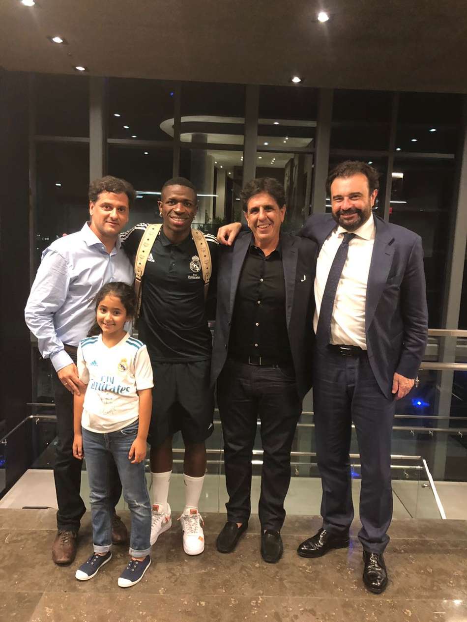 Diretor do Real, Juni Calafati e sua filha Paola; Vini Jr, Maurício Gomes de Mattos, e José Angel Sanchez, CEO do clube espanhol <br><br><br>