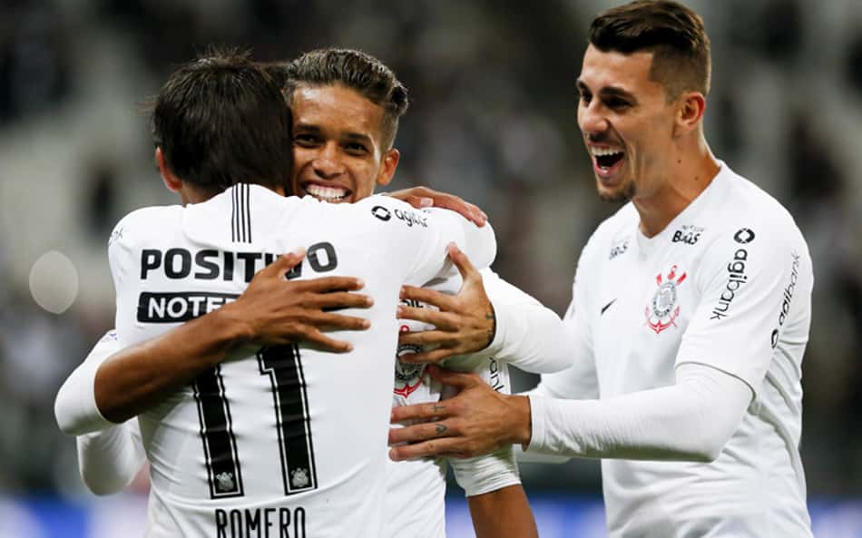 Corinthians, enfim, vence a Chape na Arena, mas abre vantagem mínima