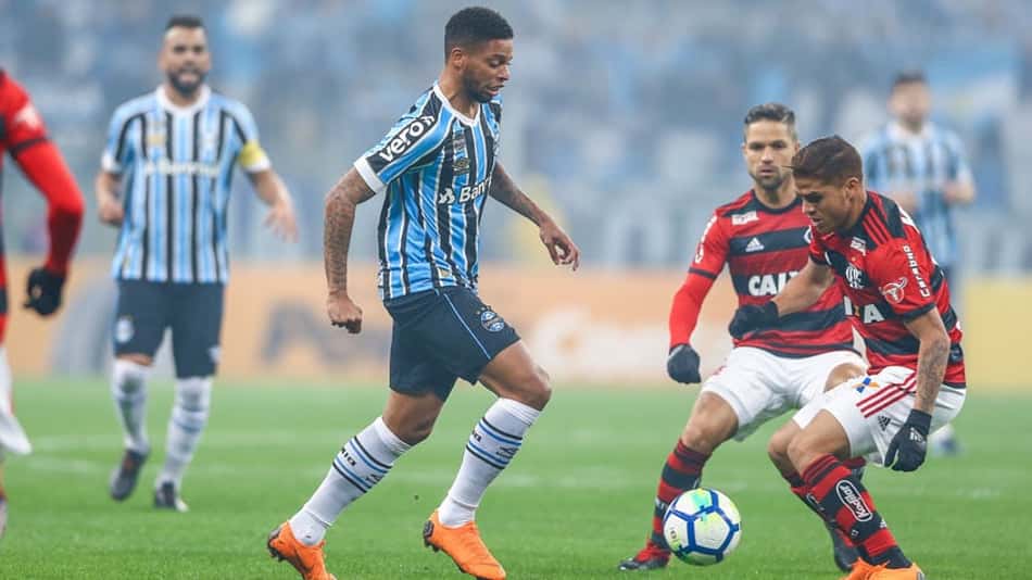 O Flamengo conseguiu buscar o resultado diante do Grêmio nesta quarta-feira, na Arena, no duelo válido pela Copa do Brasil. Depois de sair atrás do placar, o Rubro-Negro teve bom rendimento na etapa final e conseguiu arrancar o empate: 1 a 1. Everton Ribeiro e Lincoln foram os destaques da equipe de Maurício Barbieri. Confira, a seguir, as notas do L! (Por Matheus Dantas - matheusda@lancenet.com.br)