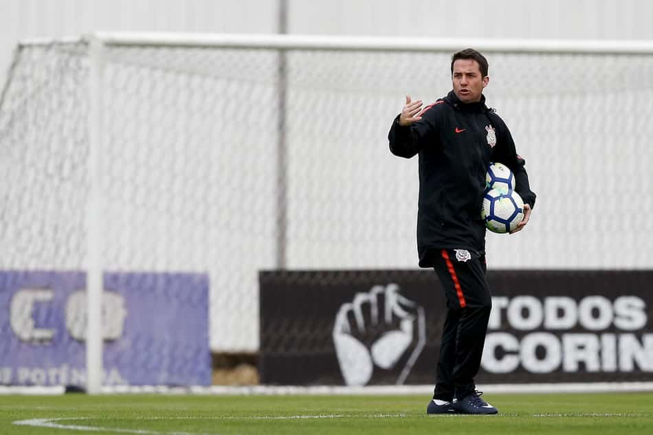 Loss dá descanso a titulares e não esboça Corinthians para sábado