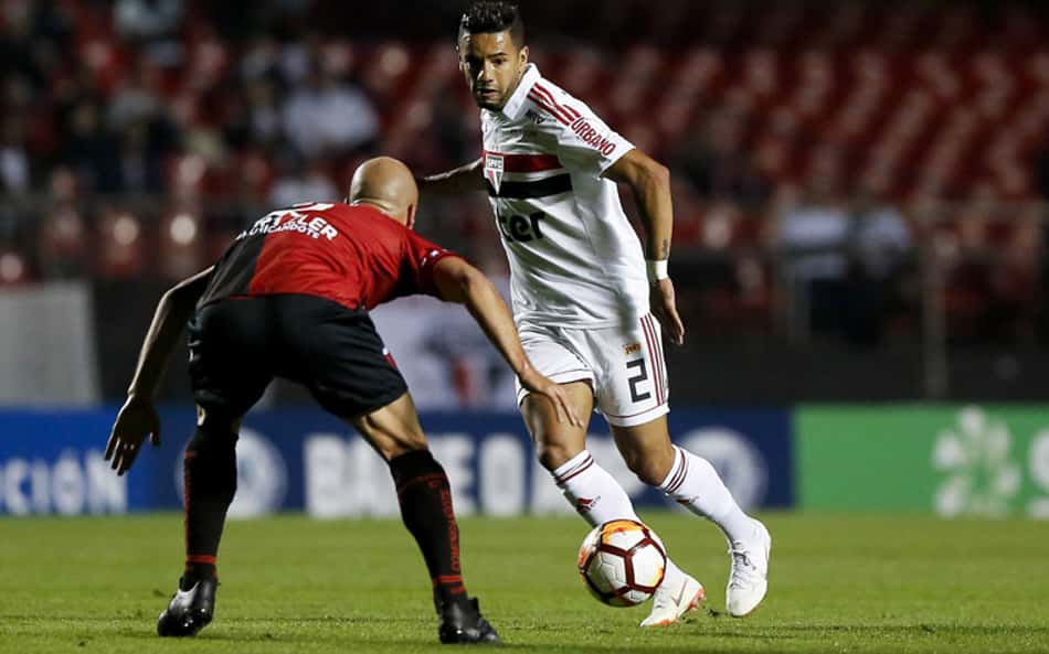 O São Paulo foi surpreendido pelo Colón-ARG e acabou derrotado por 1 a 0, no Morumbi, pela Copa Sul-Americana. O melhor da equipe foi o lateral Bruno Peres, com ótima saída de jogos e passes importantes. Brenner, expulso, foi o pior (notas por William Correia) 