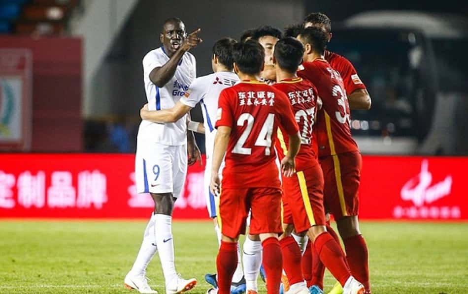 Demba Ba parte pra cima de adversário na China
