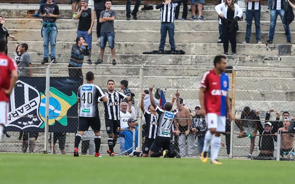 Em duelo direto, Ceará vence o Paraná e sai da lanterna