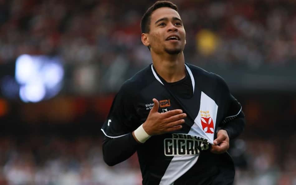 O Vasco não fez uma atuação ruim no Morumbi. No entanto, a instabilidade, sobretudo do sistema defensivo, foi determinante para a derrota por 2 a 1 para o São Paulo, no Morumbi, pela 17ª rodada do Brasileirão. Mais uma vez, Yago Pikachu foi destaque positivo para o Cruz-Maltino. Giovanni Augusto também apresentou bom futebol. Confira as notas! (Por João Mércio - joaomerci@lancenet.com.br).