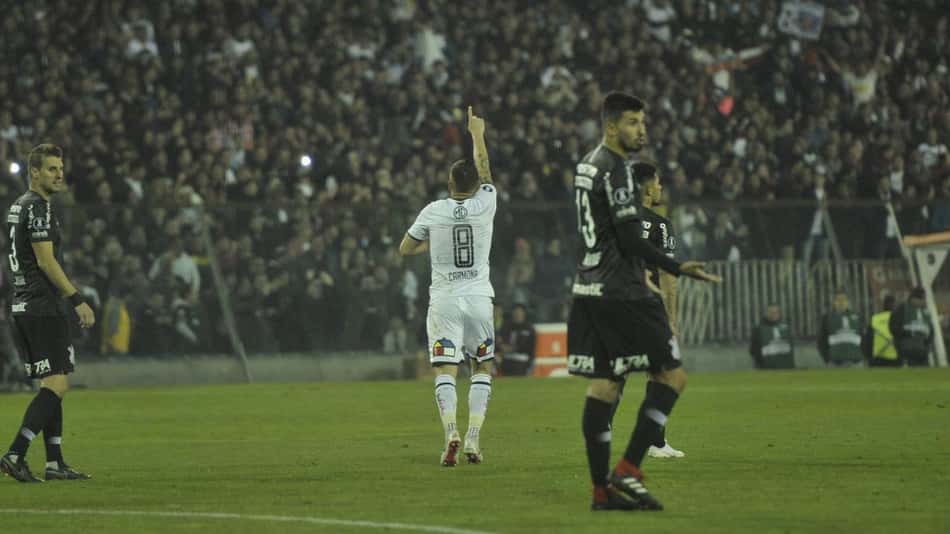 O Corinthians perdeu para o Colo-Colo nesta quarta-feira, pela partida de ida das oitavas da Libertadores e seguiu com a sina de não conseguir vencer no jogo de abertura desta fase da competição. Foram 14 participações e apenas uma vitória, contra o Espolí (EQU), em 1996. O LANCE! listou todas as oitavas que o clube disputou desde então e relembra como foram esses esses duelos de ida. Confira a seguir...