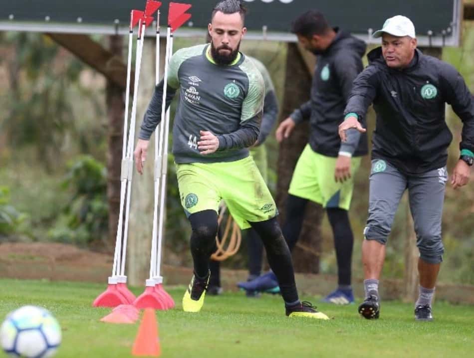 Mudança na comissão técnica da Chape afasta preparador de goleiros