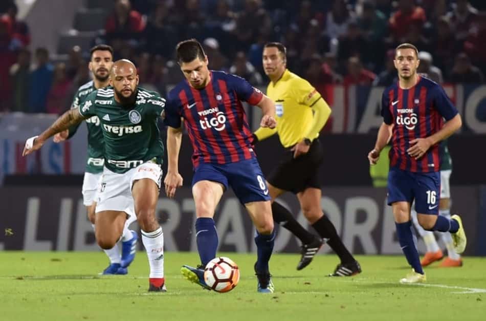 Felipe Melo diz que gesto obsceno foi resposta a insulto racista