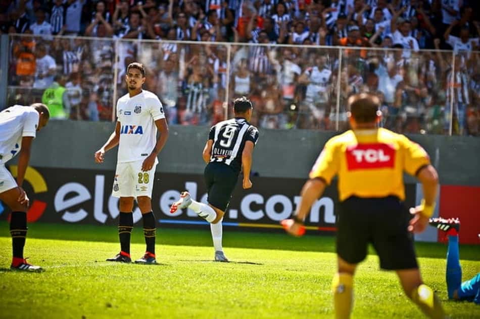 No Independência, o Atlético-MG confirmou sua superioridade jogando em casa e garantiu a vitória por 3 a 1 sobre o Santos, resultado que deixa a equipe com 30 pontos na quarta colocação da tabela do Campeonato Brasileiro. Pressionado pela chance de deixar o G-6, Thiago Larghi mandou a campo um time ofensivo e Elias abriu o placar com apenas sete minutos de bola rolando. Gabigol ainda igualou para o Santos 20 minutos depois, mas o desempenho dos santistas não foi páreo para Ricardo Oliveira, que balançou as redes duas vezes, garantindo a vitória mineira por 3 a 1. Destaque do Galo, o Pastor recebe a maior nota. Por outro lado, o lateral-esquerdo Hulk, ficou devendo 
