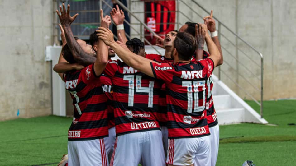 Após tropeços, o Flamengo voltou a vencer neste domingo, ao bater o Cruzeiro por 1 a 0, no Maracanã, pelo Brasileirão. O Gol da vitória foi marcado por Henrique Dourado. Os destaques do Rubro-Negro ficaram por conta de Vitinho e Everton Ribeiro. Confira as notas do LANCE! (por Rafael Bortoloti)