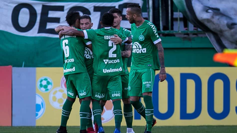 Com vitória sobre o Corinthians, Chape ganha fôlego no Brasileiro