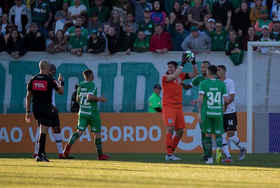 Com vacilo de Cássio, reservas do Timão perdem para a Chapecoense