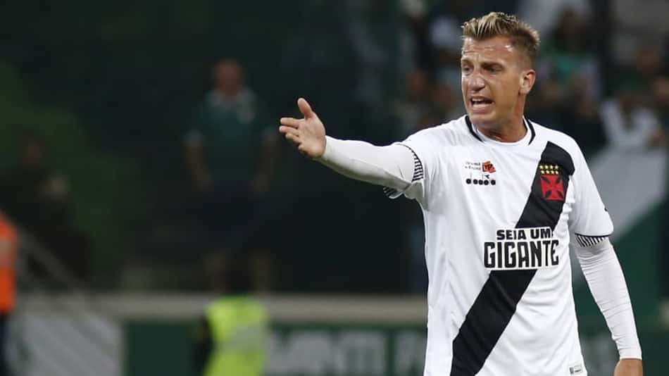 Maxi López evolui com o Vasco e espera por gol diante da Chapecoense