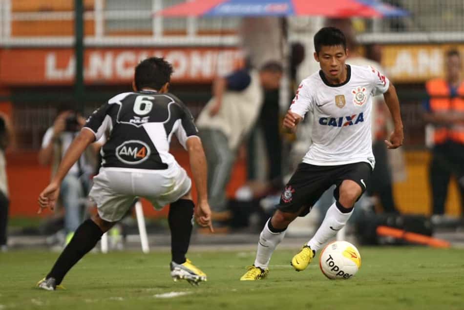 Zizao comemora 31 anos nesta quinta-feira. O chinês chegou ao Corinthians no começo de 2012. Sua contratação serviu tentar para expandir a popularidade do clube na Ásia. Ele atuou em apenas cinco partidas pelo Timão, sem marcar gols. Hoje, joga pelo Guangzhou R&F, de seu país natal. Para comemorar o aniversário de Zizao, o LANCE! listou nomes de jogadores do continente asiático que já atuaram em algum clube brasileiro por algum tempo.