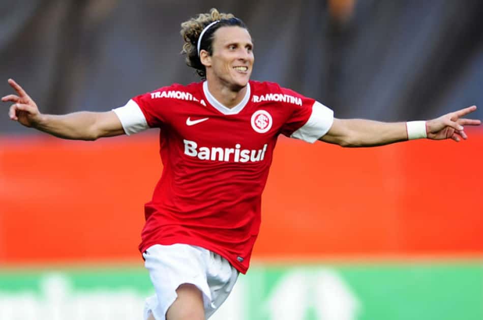 Sem atuar desde 2018, Diego Forlán oficializa a aposentadoria do futebol