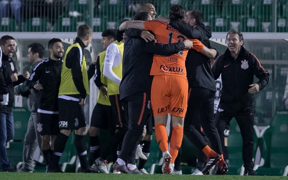 Jadson salva jogo ruim com golaço, Corinthians vence a Chape e avança