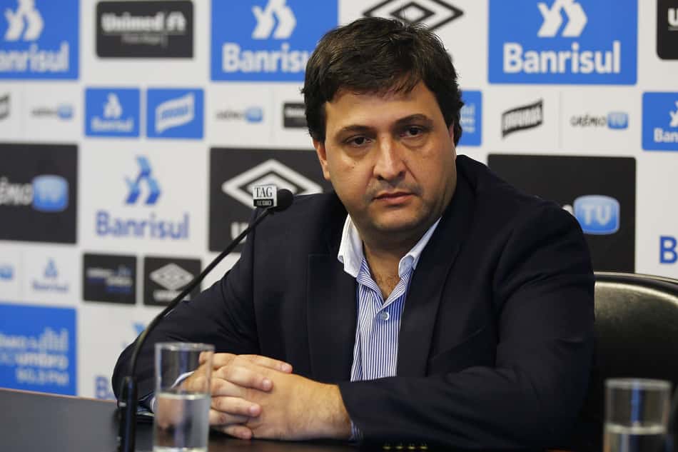 Diretor de futebol do Grêmio admite interesse em zagueiro Gil