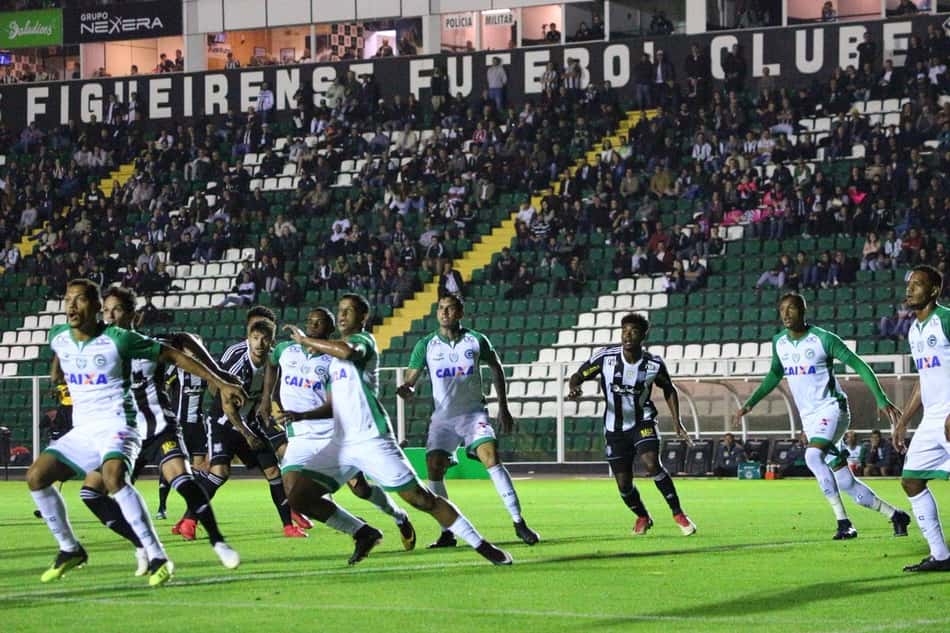 De virada, Goiás passa pelo Figueira, vence segunda seguida e entra no G4