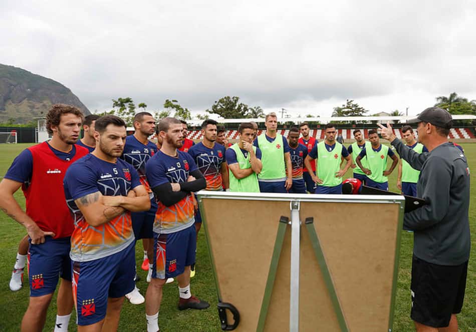 Valdir muda cara do Vasco e testa formações para iniciar arrancada