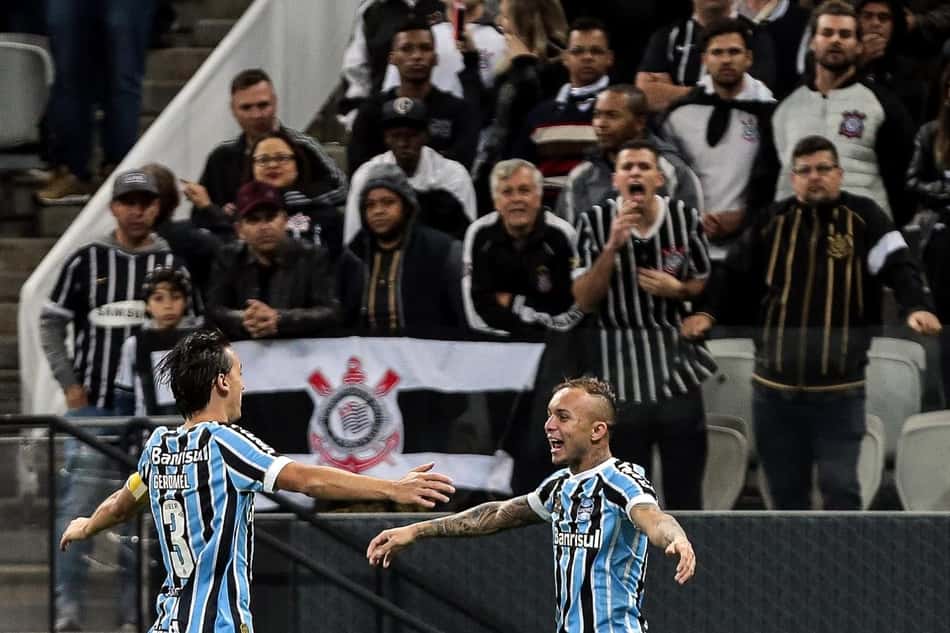 Com brilho de Everton (à direita), o Grêmio bateu o Corinthians por 1 a 0 e agora está a apenas dois pontos do líder São Paulo - que tem um jogo a menos. O atacante foi o grande nome do Tricolor no duelo. Veja notas para o Grêmio (Por Alê Guariglia - superraiox@lancenet.com.br)