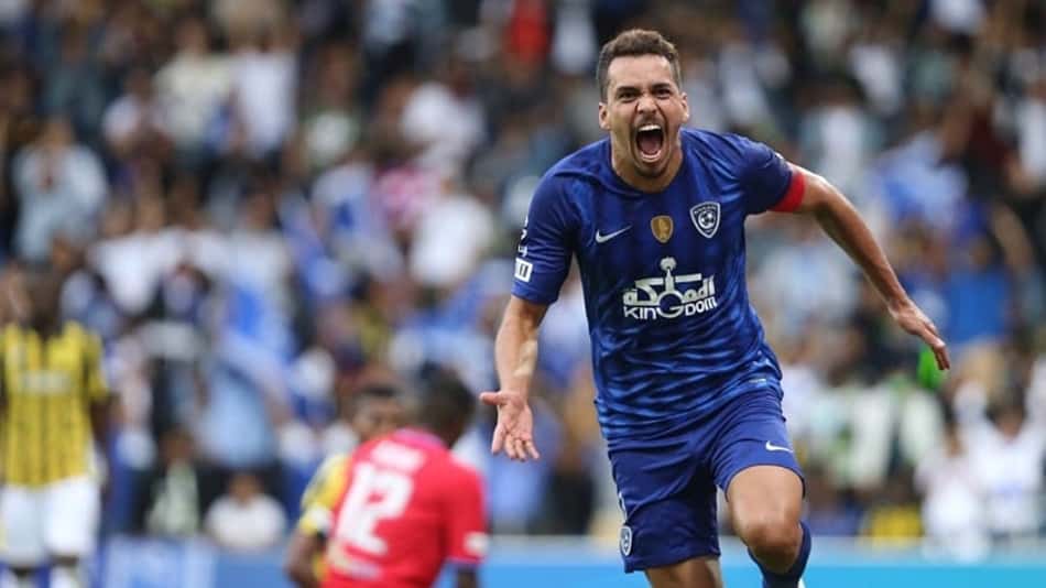 Botafogo faz proposta por Carlos Eduardo, do Al-Ahli; jogador acena com liberação, mas salário é alto