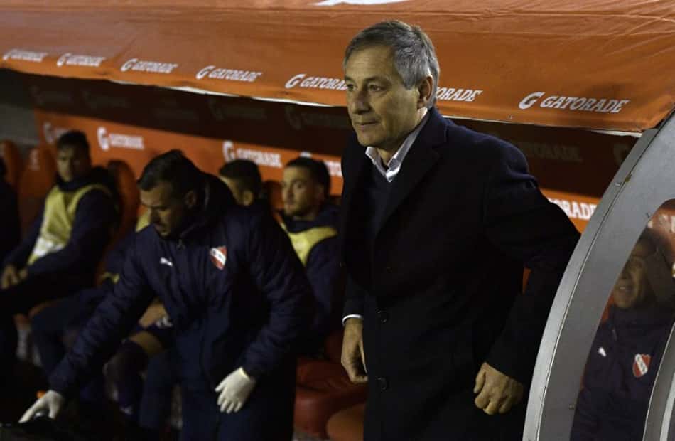 Técnico do Independiente ataca Santos e Conmebol: "A Libertadores é um torneio de bairro"