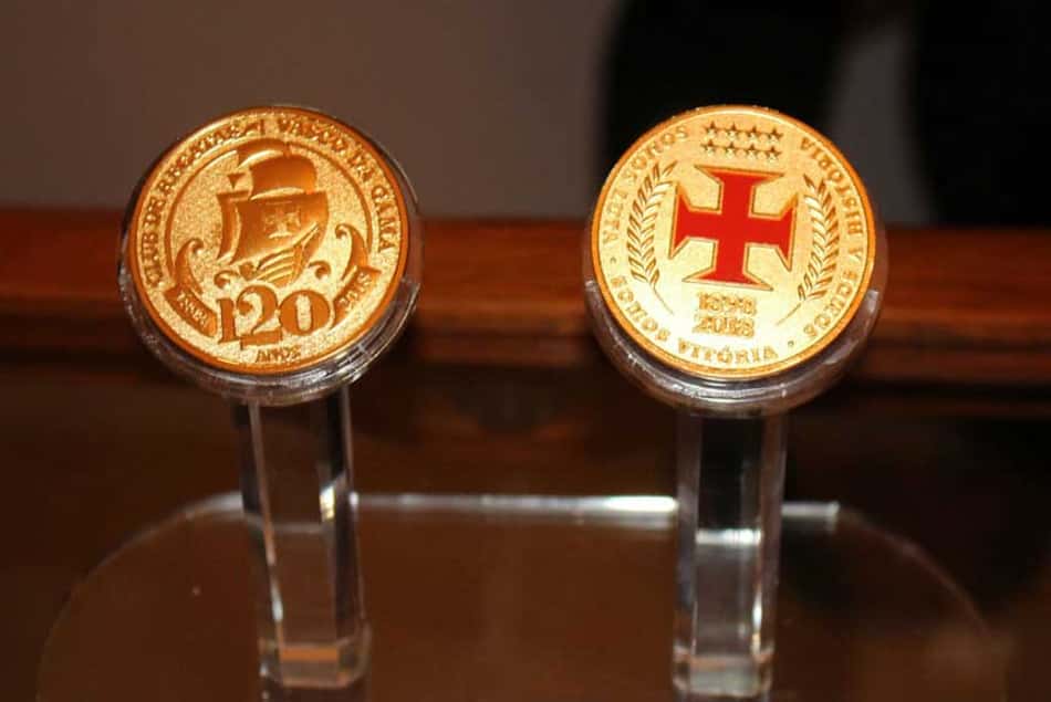 Vasco lança medalha comemorativa aos 120 anos de história do clube
