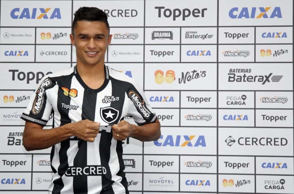 Erik cita 'sonho' por pai botafoguense e se põe à disposição para sábado