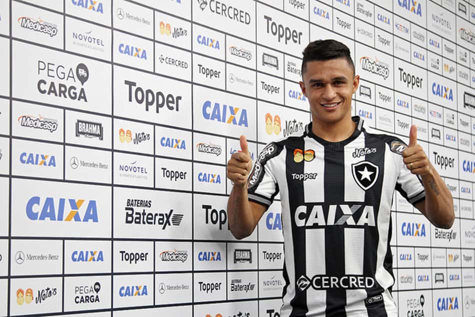 Atacante Erik aparece no BID e está liberado para estrear pelo Botafogo