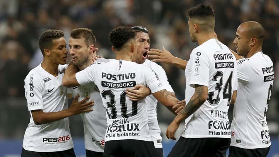 Corinthians bate o Paraná e ganha fôlego para decisão na Libertadores