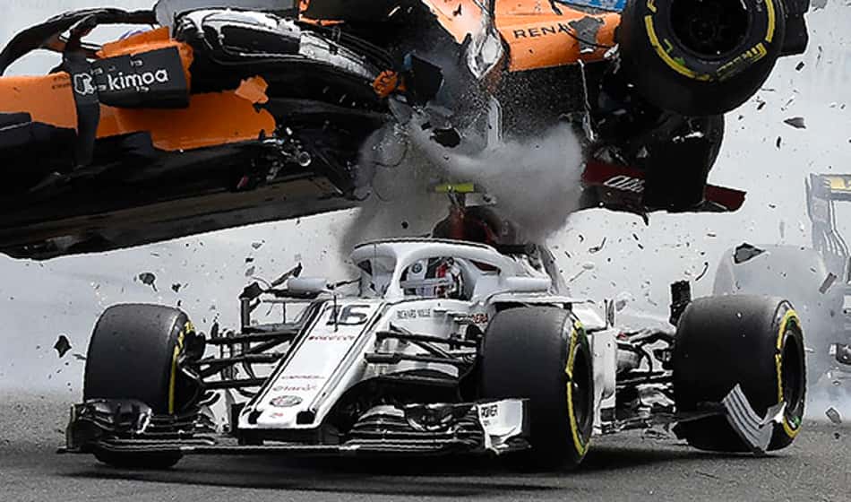 Alonso elogia halo após acidente na Bélgica: "Não precisa de mais provas"