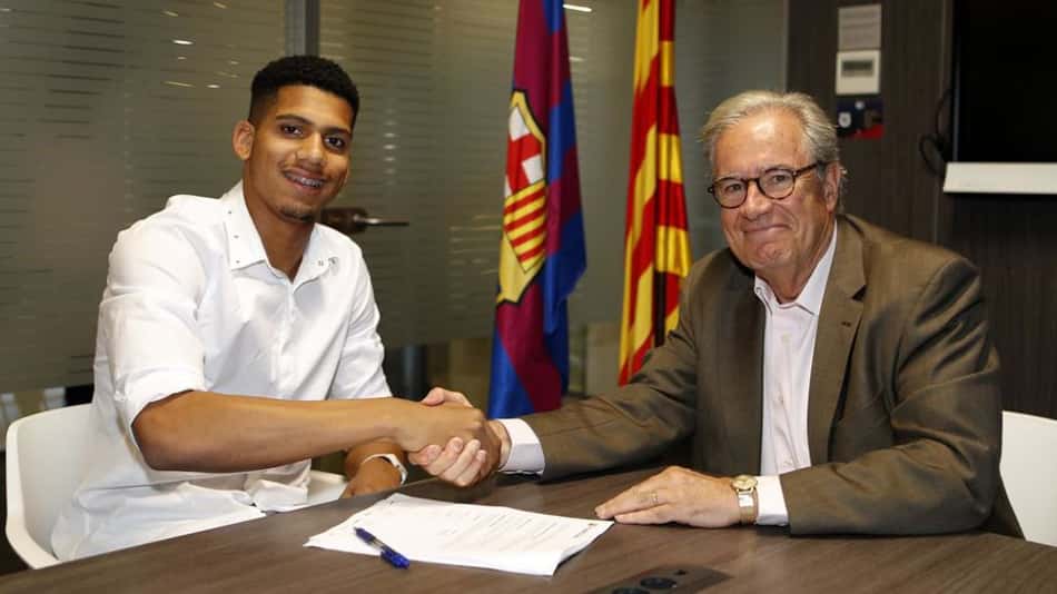 Barcelona acerta a contratação de zagueiro uruguaio