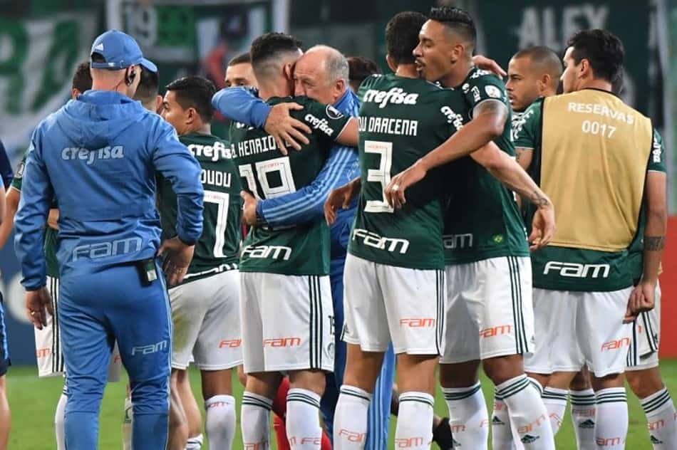 Felipão vai tratar expulsão de Felipe Melo internamente e exalta elenco