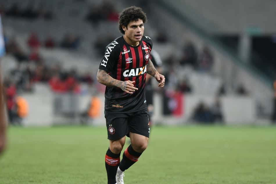 Com Atlético-PR em evolução, Márcio Azevedo busca se readaptar ao futebol do Brasil