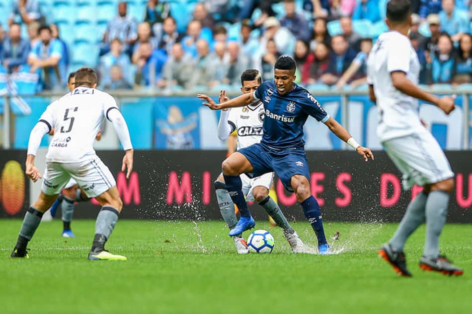 Renato Gaúcho volta a reclamar do gramado da Arena