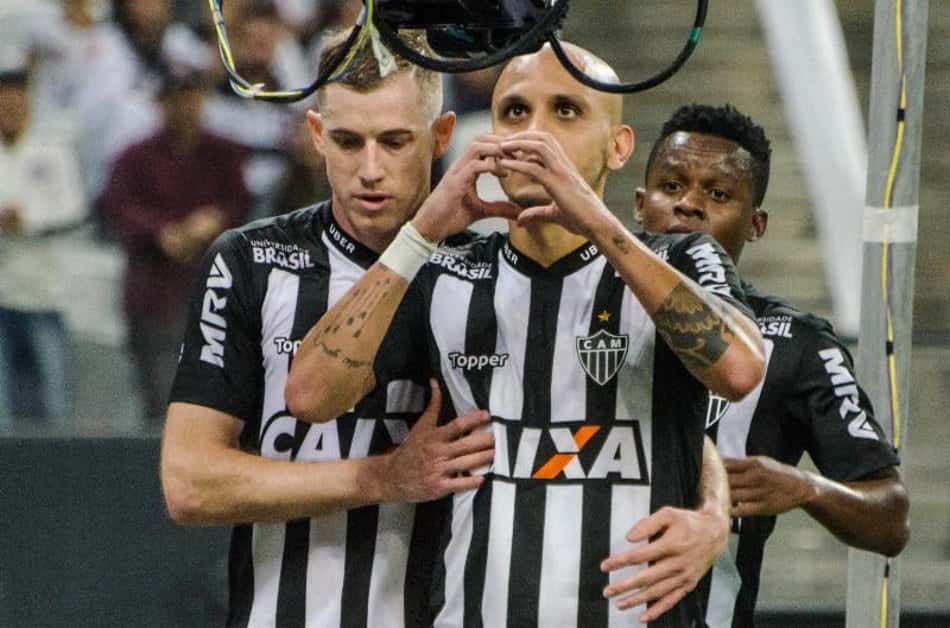 Em Itaquera, o Atlético-MG buscou empate por 1 a 1 diante do Corinthians, após sair atrás no placar. Fábio Santos marcou, de pênalti, e foi um dos destaques positivos do Galo. Já Cazares foi a peça mais apagada do time. Veja notas (por Alexandre Guariglia - superraiox@lancenet.com.br)