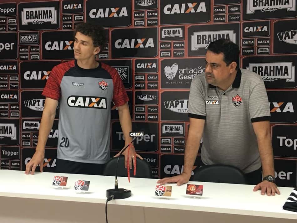 Fabiano, novo lateral do Vitória, é apresentado oficialmente