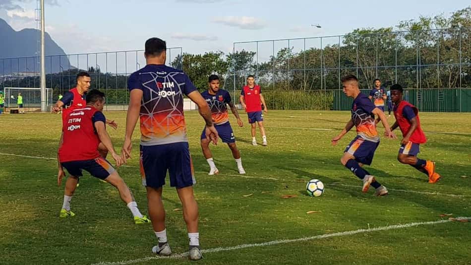 Em treino, Valentim cobra velocidade do Vasco de olho no América-MG