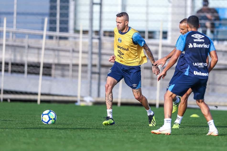 Em coletiva convocada por Renato, técnico informa afastamento de Luan